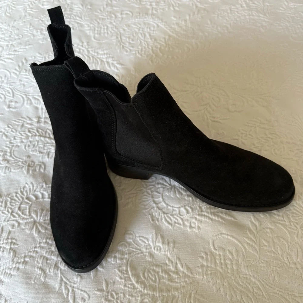 La CANADIENNE Black Suede Ankle Booties size 8.5